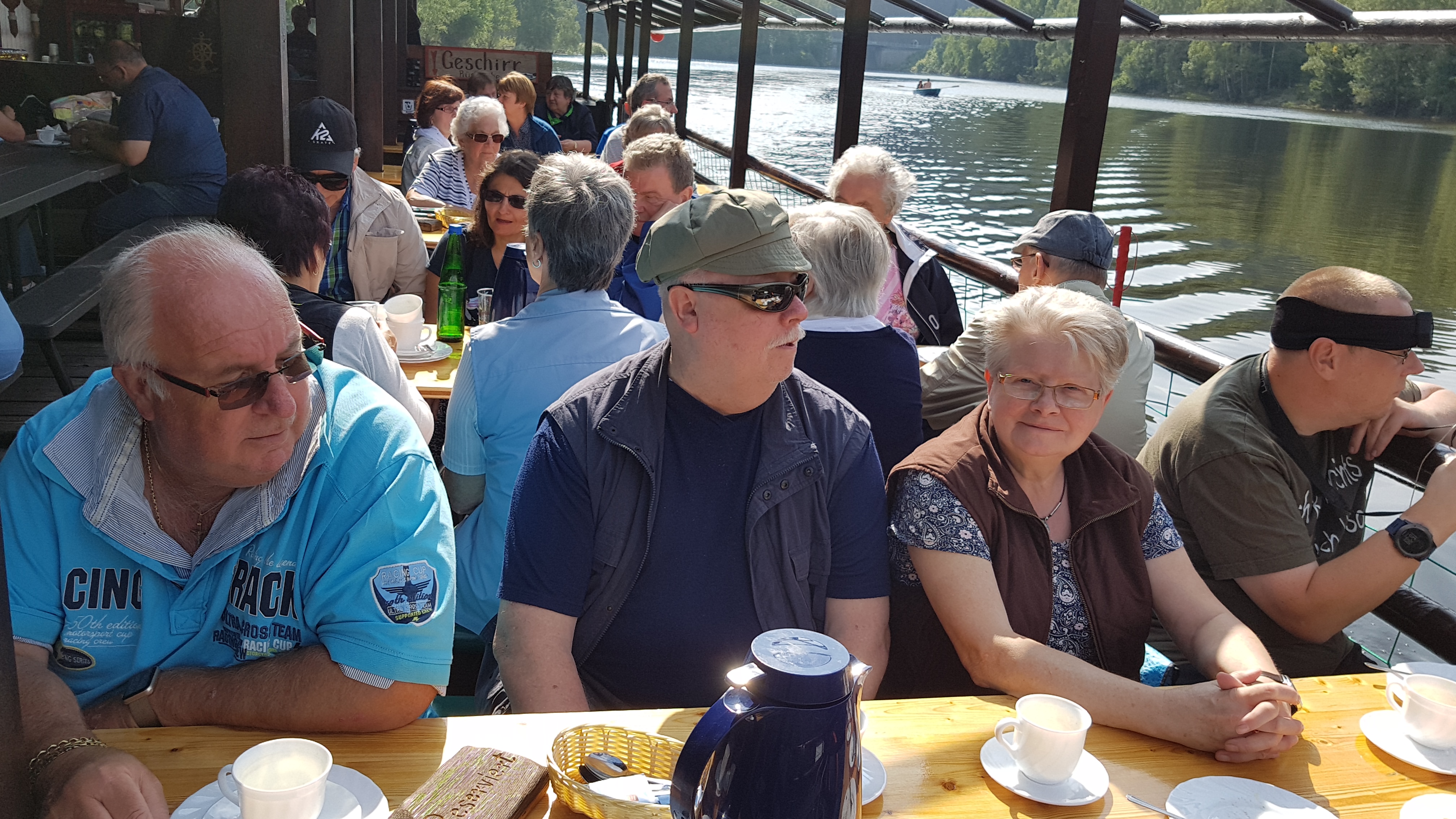 beim Kaffeetrinken auf dem Floß